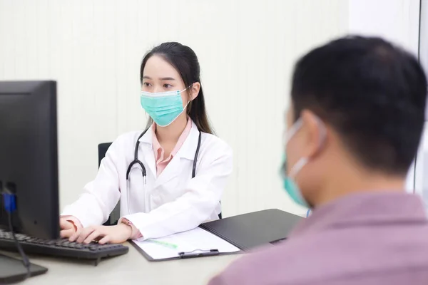 Mujer Asiática Médico Está Escribiendo Teclado Para Registrar Información Ordenador — Foto de Stock
