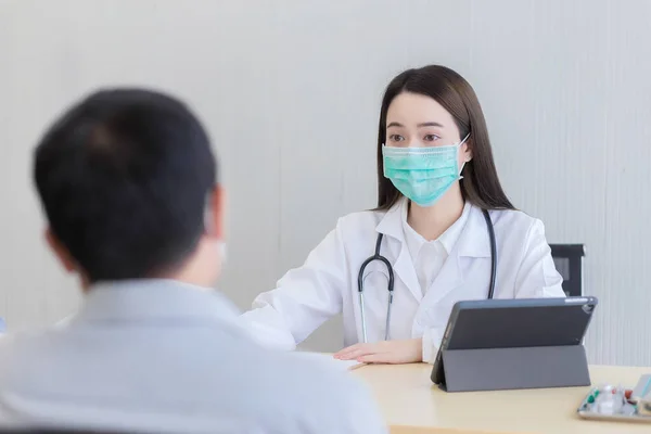 Medico Donna Asiatica Indossa Una Maschera Medica Registra Sintomo Paziente — Foto Stock
