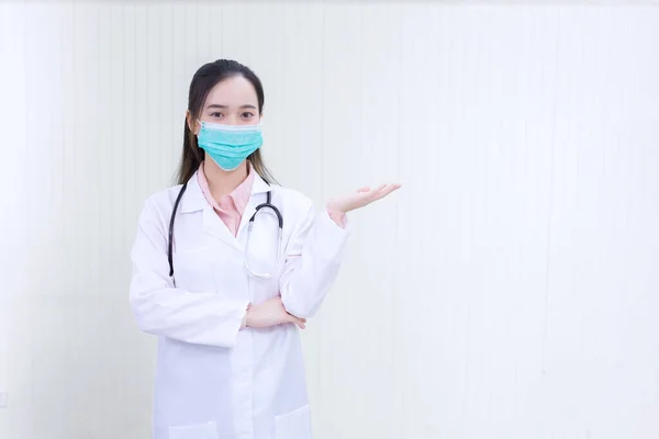 验尸官保护的概念 一位亚洲女医生和扒手站在一起 身穿白色长袍 戴口罩和听诊器 — 图库照片
