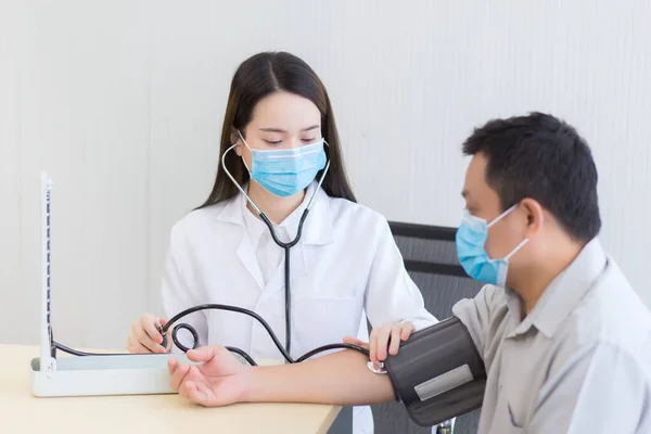 Medico Asiatico Sta Misurando Pressione Sanguigna Con Paziente Utilizzando Motorino — Foto Stock