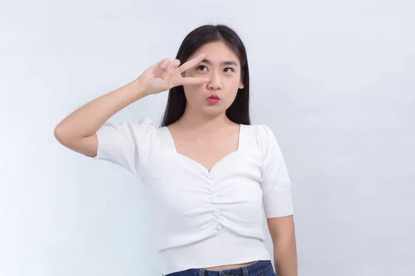 Mujer Asiática Con Pelo Largo Lleva Camisa Blanca Mostrar Actuar —  Fotos de Stock