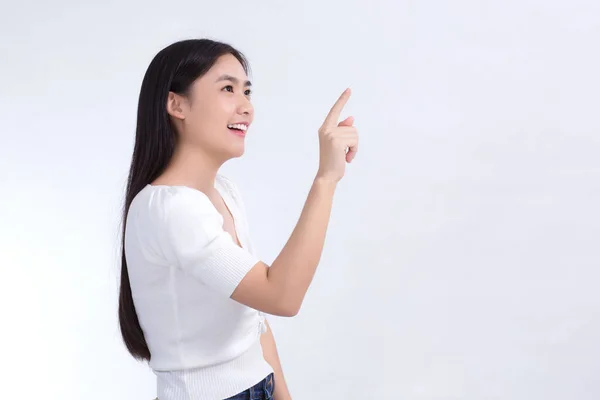 Aziatische Vrouw Met Zwart Lang Haar Draagt Wit Shirt Wijzen — Stockfoto