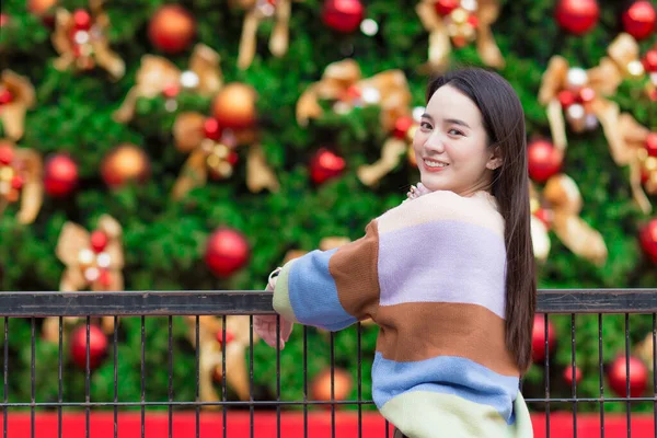 Mulher Asiática Suéter Colorido Fica Frente Árvore Natal Tema Celebração — Fotografia de Stock