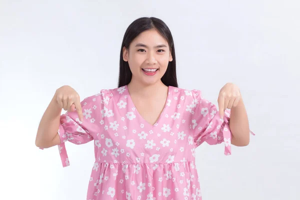 Asiática Hermosa Mujer Con Negro Largo Cabello Rosa Camisa Muestra —  Fotos de Stock