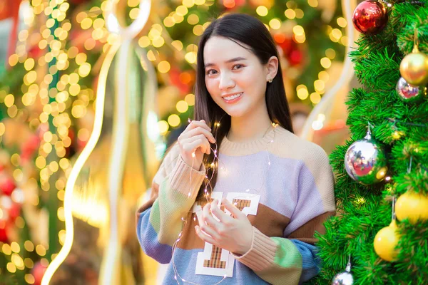 Uma Mulher Asiática Uma Camisola Colorida Fica Frente Árvore Natal — Fotografia de Stock