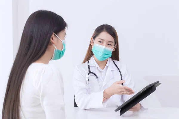 Mujer Asiática Médico Dar Consejo Paciente Mujer Que Médico Muestra — Foto de Stock