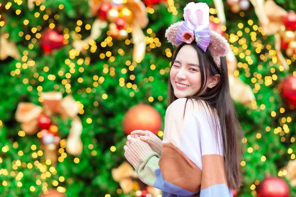 Asian Girl Colorful Sweater Stands Front Christmas Tree Bokeh Background — Stock Photo, Image