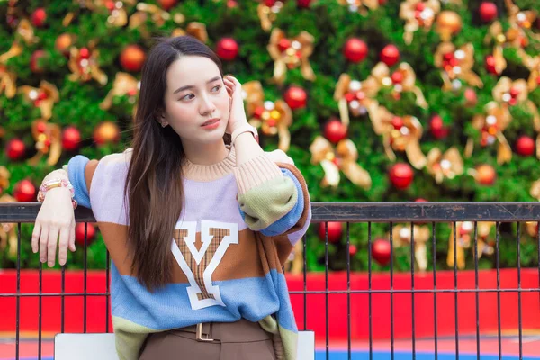 Mulher Asiática Usa Camisola Colorida Fica Frente Árvore Natal Ano — Fotografia de Stock