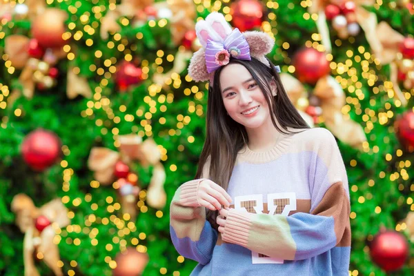Uma Bela Mulher Asiática Uma Camisola Colorida Fica Sorrindo Feliz — Fotografia de Stock