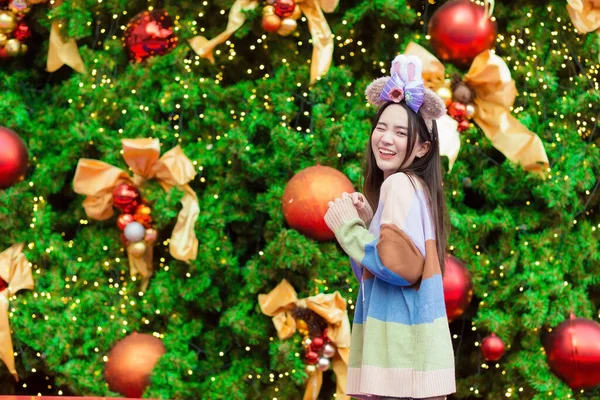 Uma Bela Mulher Asiática Uma Camisola Colorida Fica Sorrindo Feliz — Fotografia de Stock