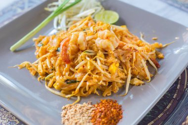 Kızarmış pirinç eriştesi (Pad Thai) Tayland 'da taze fasulye lahanası ve yer fıstığı ile servis edilen bir sokak yiyeceğidir..