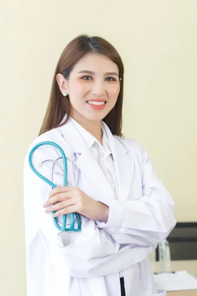 Asiatico Bella Donna Medico Piedi Con Braccia Incrociate Felice Sorriso — Foto Stock