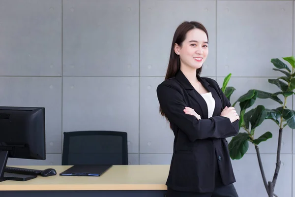 Azjatycki Sukces Pięknej Bizneswoman Stoi Skrzyżowane Ramiona Uśmiechając Się Biurze — Zdjęcie stockowe