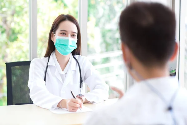 Asiatico Bella Donna Medico Parlando Con Paziente Uomo Circa Suo — Foto Stock