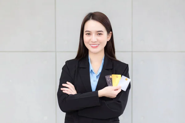 Asiatische Geschäftsfrau Formellen Schwarzen Anzug Hält Und Zeigt Ihre Kreditkarte — Stockfoto
