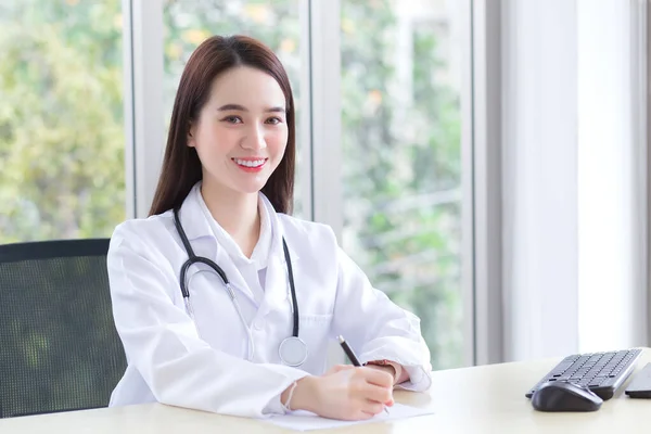 Asian Beautiful Woman Doctor Writing Something Paper Working Happily Hospital — Stock Photo, Image