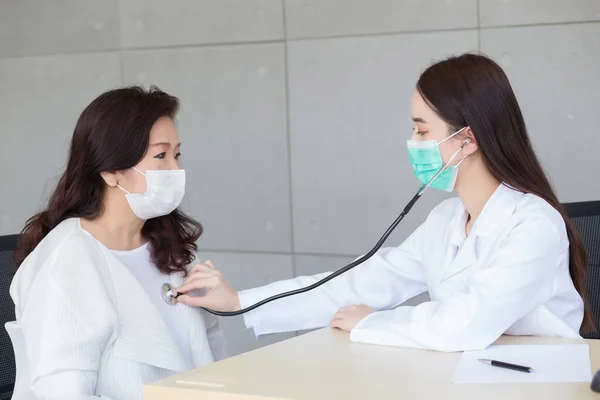 Asiatique Belle Femme Médecin Utilise Stéthoscope Pour Vérifier Santé Des — Photo