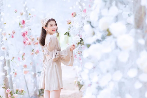 Ázsiai Gyönyörű Hölgy Mosolyog Áll Fehér Rózsa Virág Kert Mint — Stock Fotó