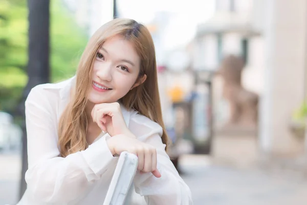 Asian Beautiful Girl Bronze Hair White Shirt While Sits Happy — Stock Photo, Image