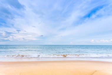 Beyaz bulut, mavi gökyüzü ve deniz, yeşil kara doğal arka plandaki deniz manzarası gibi..