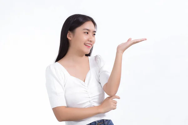 Aziatisch Meisje Zwart Lang Haar Draagt Wit Shirt Toont Punt — Stockfoto