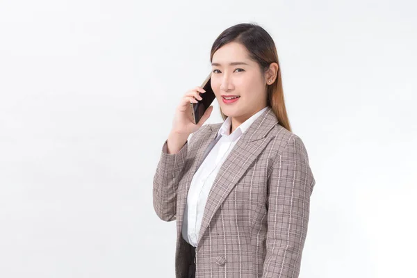 Азійська Бізнес Жінка Офіційному Костюмі Білою Сорочкою Використовує Смарт Телефон — стокове фото
