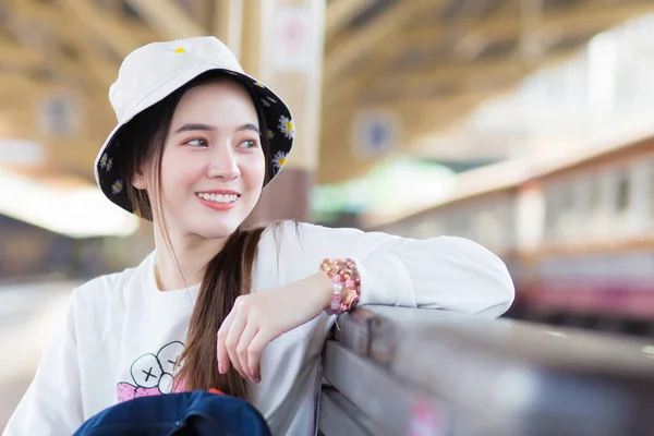 Asian Beautiful Girl Long Sleeved White Shirt Hat Sits Happy — Stock Photo, Image