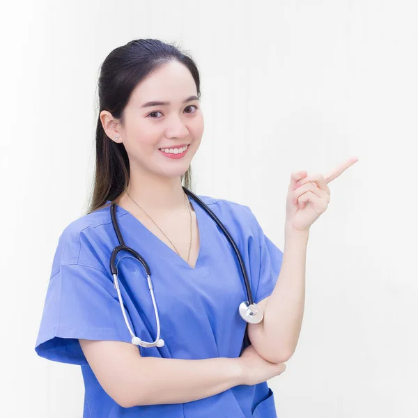 Asiático Bela Mulher Médico Uniforme Azul Fica Sorri Apontar Para — Fotografia de Stock