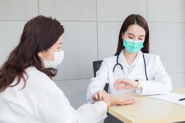 Asiatico Donna Medico Prende Polso Donna Paziente Mentre Lei Guarda — Foto Stock