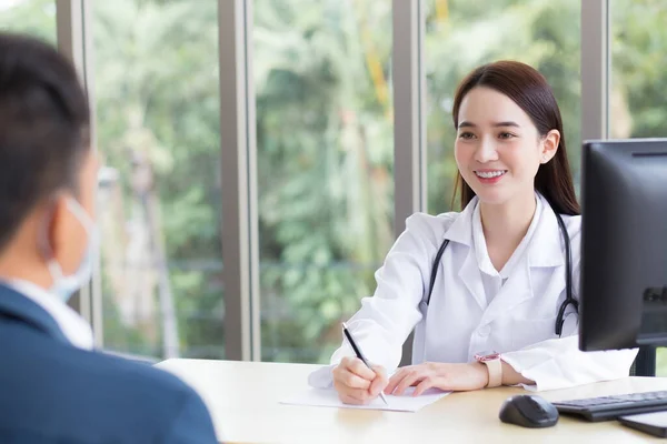 Asiatico Medico Professionista Femminile Che Indossa Cappotto Medico Parla Con — Foto Stock