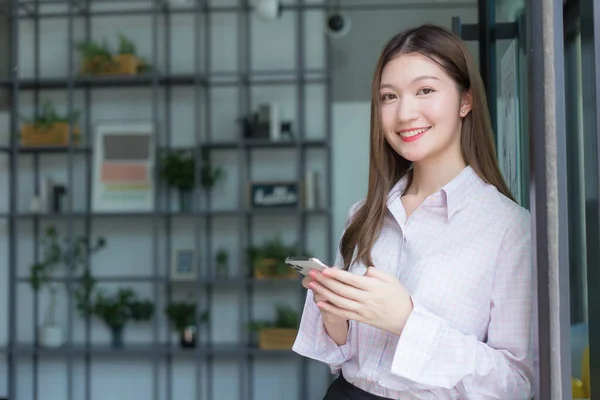 Mulher Trabalhadora Profissional Asiática Usa Smartphone Para Conversar Com Alguém — Fotografia de Stock