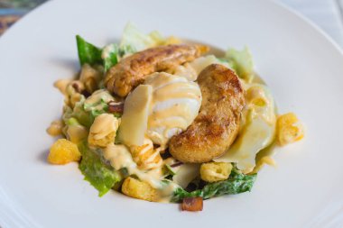 Taze yeşil sebzeli Sezar salatası ızgara beyaz yumurta ve çıtır ekmekle karıştırılır. Sağlıklı bir yiyecek konsepti..