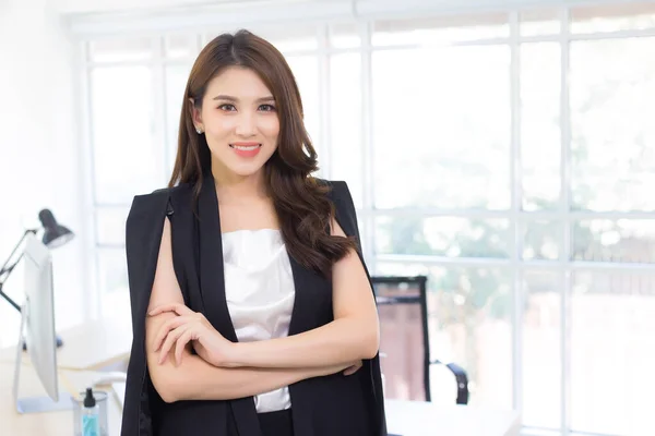 Asian Working Confident Woman Who Wears Black Suit Cross Arms — Stock Photo, Image