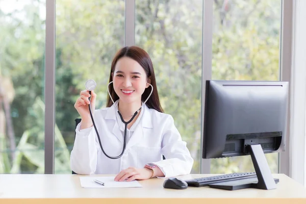 Asiatiska Vackra Kvinnliga Läkare Som Bär Medicinsk Rock Arbetar Kontorsrum — Stockfoto