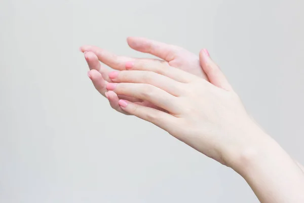 美丽的女性手 女性手用乳液或护手霜在温泉和指甲护理中的应用 — 图库照片