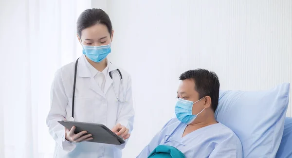 Asiatico Medico Donna Professionista Parlando Con Paziente Uomo Che Letto — Foto Stock