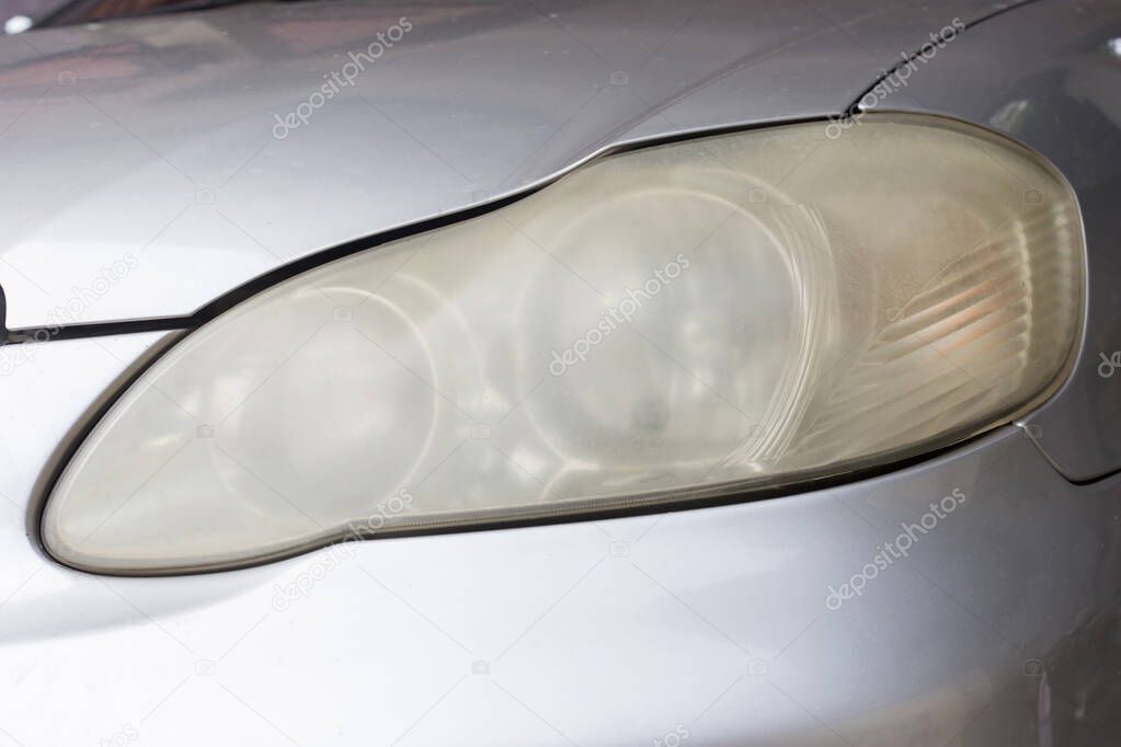 Car headlights that have been used for a long time and lack of maintenance have a cloudy, dirty appearance, resulting in poor light quality.