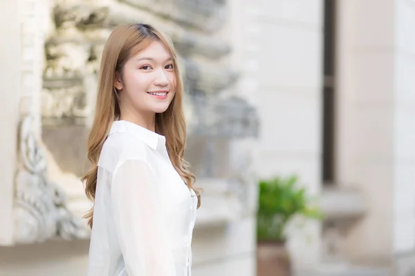 Retrato Mujer Hermosa Asiática Con Pelo Largo Bronce Camisa Blanca —  Fotos de Stock