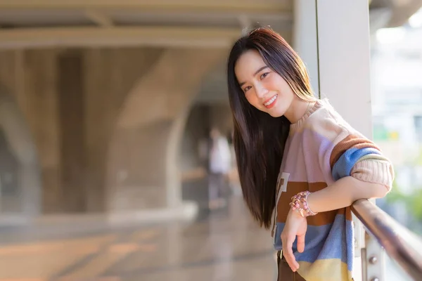 Asian Beautiful Female Colorful Sweater Standing Rest Walking Heat City — Stock Photo, Image