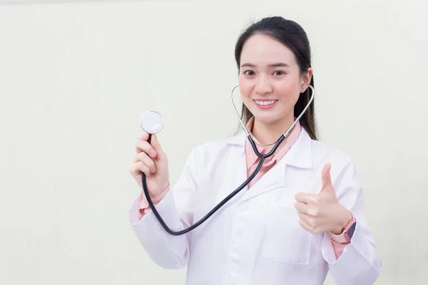 Asiatisk Professionell Kvinna Läkare Som Bär Medicinsk Uniform Visar Handen — Stockfoto