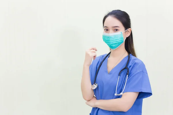 アジアの女性医師は コロナウイルス病2019 Covid の流行を保護するために医療服や医療面マスクを着用しながら 白い背景に何かを提案する彼女の手を示しています コロナウイルスの保護 新しい通常と医療の概念 — ストック写真