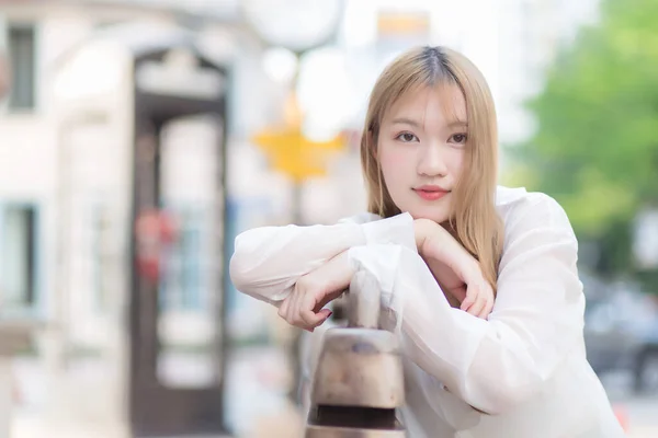 Asian Beautiful Female Bronze Hair White Shirt While Sits Happy — Stock Photo, Image