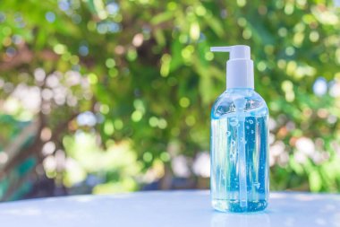 Anında antiseptik el dezenfektanı spreyi, antibakteriyel alkol sıvısı. Alkol jeli yeşil bokeh arka plan, virüsü önlemek için jel temizliği için kullanılır, Covid 19 (Corona virüsü)