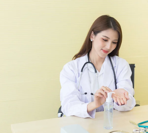 Asiatico Donna Medico Camice Bianco Sedersi Pompa Gel Alcol Pulire — Foto Stock