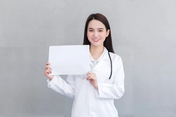 Asiática Profesional Médico Mujer Que Lleva Abrigo Médico Sostiene Muestra — Foto de Stock