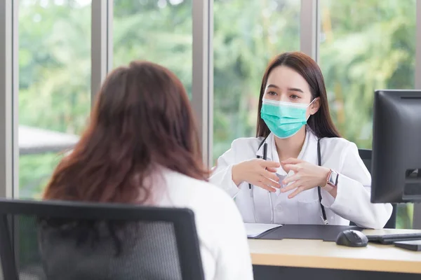 Asiática Anciana Paciente Comprueba Salud Por Médico Que Explica Mientras — Foto de Stock