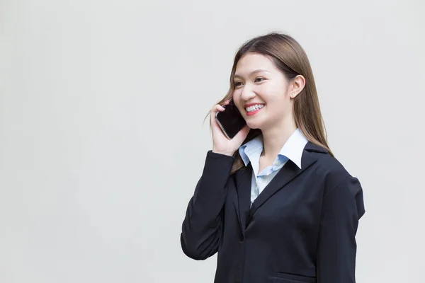 Asiatique Femme Affaires Costume Noir Tient Smartphone Alors Elle Travaille — Photo