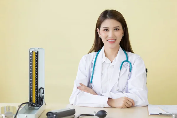 Asyalı Kadın Doktor Steteskop Tansiyon Monitörü Ile Tıbbi Ceket Giyer — Stok fotoğraf