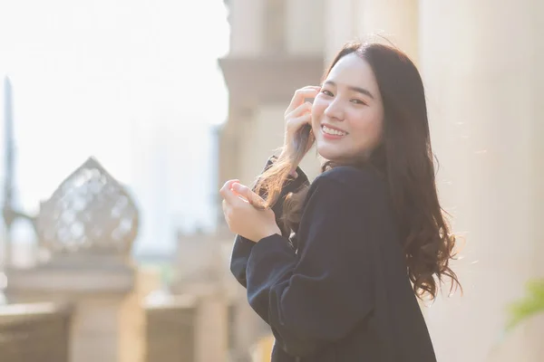 Koyu Mavi Takım Elbiseli Asyalı Güzel Kız Mutlu Görünüyor Güneşli — Stok fotoğraf