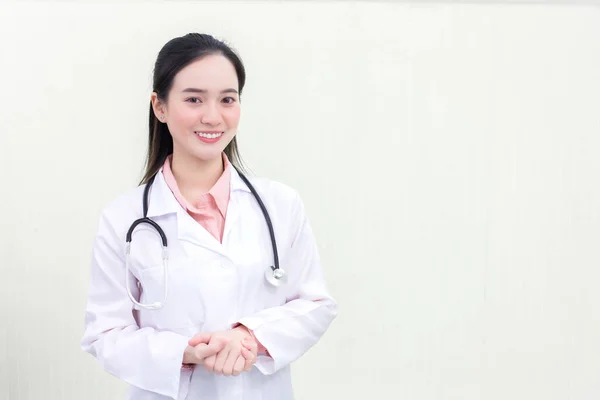 Aziatische Professionele Vrouw Arts Een Medisch Uniform Staat Glimlachend Hand — Stockfoto